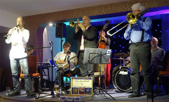 Jesper Larson (clt); Lis Kroyer (pno); Ebbe Hansen (bjo); Doc Houlind (tpt); Brian Turnock (bs); Peter Goetz (tmb); Kenny Milne (dms)
