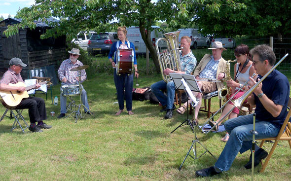 Alan Bates (vocals,rhythm guitar), Neil Kane (snare), Hannah Bales (vocals, saddle drum) Tim Moore (tuba), Steve Cant (trumpet), Pauline Gifford (saxophone), Barry Langston (trombone)