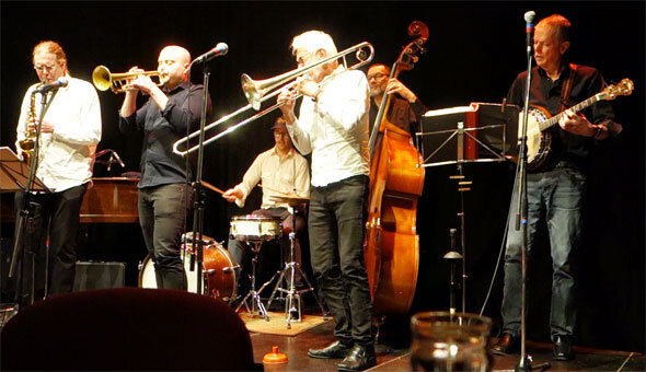 Olle Wassén (banjo),  Pider Åvall (trombone/vocals,  Niklas Robertson (saxophone/ clarinet/vocals,  Fredrik Hamra (drums), Jan Karlsson (bass), Jonathan Gustafsson (trumpet) 